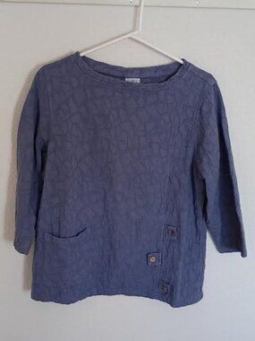 CMC MADE IN USA WOMEN'S TOP PERIWINKLE 3/4 SLEEVE FRONT POCKET BUTTON DETAIL MED